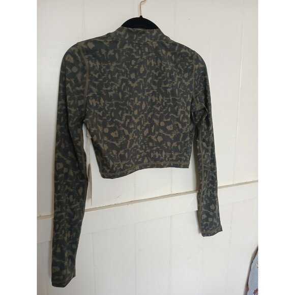 NWT Vuori Dune Crop Top Long Sleeve Oregano Spots Olive Green Athletic Yoga New - Picture 6 of 13